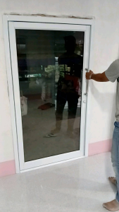 ประตูกระจกบานสวิงส์ (งานตัดประกอบ) ขนาดกว้าง 90 ×สูง 200×หนา 10 ซม.