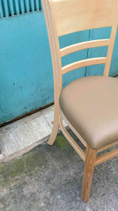 Ghế gỗ cao su cao 83 cm rộng 40cm ghế ngồi có nệm bóng sáng. Thông dụng cho học sinh và ngồi ăn uống trong gia đình.