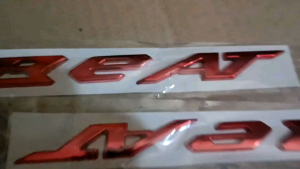 Emblem timbul BEAT warna MERAH GOLD/EMAS & CHROME/KROM/ SILVER MENGKILAP sepasang kanan kiri lengkap dengan perekat aksesoris body samping kendaraan motor 3D Motorcycle