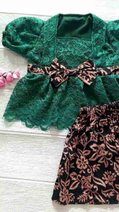 Setelan Kebaya Bayi 1 Tahun Kutubaru Encim Betawi Brukat Batik Hijau Botol Pita Free Bando