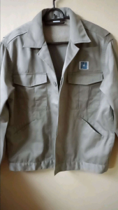 เสื้อแจ็คเก็ตชาย สีกากี แขนยาวปลายแขนติดกระดุม มีกระเป๋า 4 ช่องใส่ของได้สบาย การสวมใส่ด้วยกระดุมหน้าซึ่งทำเป็นกระดุมซ่อนค่ะ อกเสื้อ 44 นิ้ว ชายเสื้อ 38 นิ้ว ปรับให้เล็กว่านี้ได้