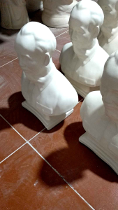 Tượng gốm Bác Hồ màu vàng sản phẩm thủ công mỹ nghệ dụng cụ điêu khắc phù hợp trưng bày hoặc làm quà tặng.