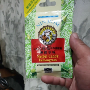 ลูกอมตะไคร้ Nin Jiom ทำจากสมุนไพรธรรมชาติที่มีส่วนผสมของตะไคร้และมะนาวเข้มข้น 2.5g/8 เม็ด นำเข้าฮ่องกง