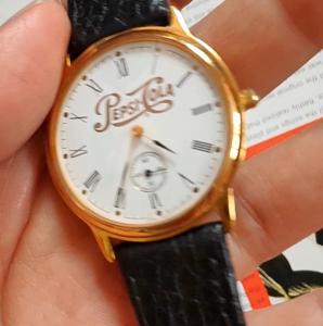 นาฬิกาวินเทจ Pepsi-Cola มือสอง สภาพสวย หน้าขาว หลักโรมัน 2เข็มครึ่ง ตัวเรือนบาง ทองหนาๆสวยหรู หายาก น่าสะสม ระบบควอตซ์ สายใหม่