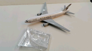 Etihad Airbus 380/ Boeing 777 6 Inches Diecast Metal Airplane Collection 16 cm with Stand for Aviation Enthusiasts