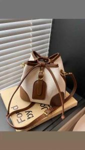 • Thiết kế: Dáng mini xinh xắn phối màu hiện đại điểm nhấn dây rút giúp dễ mở – đóng và tạo điểm nhấn thời trang.  • Chất liệu: Da PU mềm mịn hoặc vải canvas (tùy phiên bản) bền đẹp dễ lau chùi.  • Dây đeo: Dây đeo chéo điều chỉnh độ dài linh hoạt có