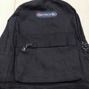 กระเป๋าสะพายหลัง เป้สีดำ ทรงOutdoor รุ่นยอดฮิตของนักเรียน 💥 กระเป๋ารายละเอียด: ใบใหญ่ รุ่นใหม่ 💥สายนิ่ม สายทน ถ่ายจากสินค้าจริง พร้อมส่งค่ะ