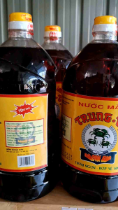 thùng 6chai nước mắm trung vị 3con cua 1.8ml đậm đà thơm ngon đúng  chuẩn vi cua. hạn sử dụng luôn mới