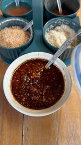 พริกผัดน้ำมันกระเทียมเจียว 100/200 กรัม เผ็ดและหอมมาก ใช้ใส่ก๋วยเตี๋ยวใส่ได้ทุกเมนู