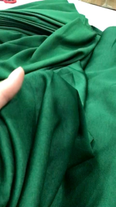 vải lụa tằm ướt màu xanh lá _( khổ 1m5) dày vừa co dãn nhẹ mềm rũ may đầm váy áo dài áo kiểu vv