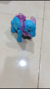 Mainan Gajah musik lampu dan berjalan