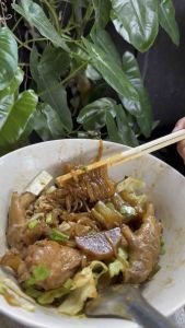 เส้นเล็กตราใบกล้วย 1 กิโลกรัม เป็นเส้นที่เหนียวหนึบกว่าทั่วไป ทำก๋วยเตี๋ยวอร่อยทส้มตำอร่อยมาก