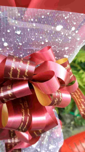 ช่อดอกไม้ โปร่งขอบแดงเข้ม มีซองใส่เงิน รับปริญญา ยินดี