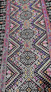 ผ้าคลุมไหล่ปักมือทั้งผืน งานคราฟต์ชิ้นหายาก ผืนนี้คือผลงานศิลปะที่ใช้เวลาปักทีละฝีเข็ม ลายตรง ละเอียด