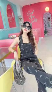 LN6477 ชุดเอี๊ยมกางเกงยีนส์ทรงกระบอก สกรีนลายโบว์ทั้งตัว งานฮิตติดเทรน