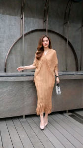 (Premium pleated fabric dress) เดรสคอวีผ้าอัดพลีท Premium งานแต่งพู่ดีเทลเก๋ๆ แขนทรงค้างคาว ชายเดรสมีพู่2เลเยอร์สวยสวย ทรงสวยใส่แล้วดูเข้ารูป ดูสง่างามมากค่ะ  มี​ 5 สี