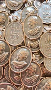 ขายส่ง100เหรียญหลวงปู่ศิลา เหรียญเหนือดวง หลวงปู่มหาศิลาเหรียญสีน้ำตาลหลังยันต์ ด้านหน้า หลวงปู่ศิลาด้านหลังยันต์เหนือดวงสินค้า100เหรียญตกเหรียญละ7บาท