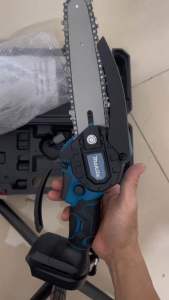 Máy cưa xích cầm tay chạy pin Makita động cơ từ không chổi thanchân pin phổ thông 4cm