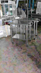 CMS รถเข็นสแตนเลสส2ชั้น พื้น และชั้นเป็นสแตนเลส ความหนา 1 มม. ขนาด50*70 ซม. สูง85ซม. ล้อขนาด3 นิ้วมีเบรก 4 ล้อ.