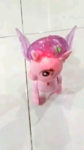 Mainan Anak Kuda Poni Bisa Berjalan 66 005191 /Mainan Anak Kuda Poni Ada Musik Dan Nyala Lampu Pakai Baterai Kemasan Kantong Edukasi Karakter Film Kartun Kud Bersayap Dan Berponi Ada Musik Dan Bisa Berjalan