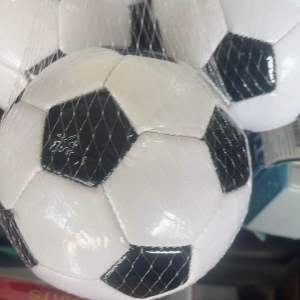 บอล บอลหนัง เบอร์2 ขนาดเล็ก ของเล่น บอลสูบลมให้พร้อมใช้ มีแบบเดียว สีเดียว สีขาวดำ