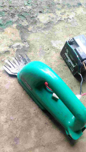 Máy cắt rau cắt cỏ cắt chè tỉa hàng rào siêu mini makita   ae về câu vô bình acquy xe máy hoặc PIN  từ 96v 12v đến 14v4 đều sử dụng OK sản phẩm là may máy không bao gồm bình ae nhé