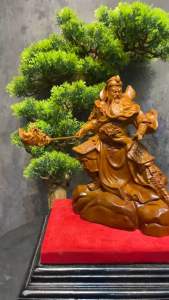 tượng Quan Công múa võ tượng trưng cho sự uy nghi dũng mãnh và lòng trung thành gỗ bách cao 20-14-5cm