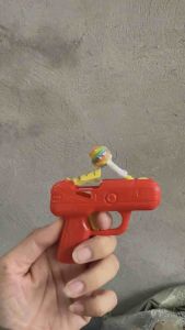 Vỉ 20 chiếc máy bắn ra kẹo mút dành cho các bé