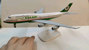 20 cm or 8 inches Eva Air B747 Diecast Airplane Collection with Landing Gears and Display Stand Aircraft Collectibles