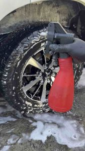 Meguiar’s D143 Non-Acid Wheel and Tire Cleaner with Tuf Shine Tire Brush Kit