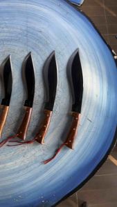 มีดเหน็บใช้สำหรับเดินป่าเข้าไร่ เข้าสวน ด้ามเป็นไม้ประดู่ประกบ มีปลอกหนังแถมด้วยครับ