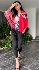 เสื้อคอปก แต่งกระดุม เรียงยาวสวย แพตเทิร์นค้างคาว หลวมๆ  แบบ Oversized 🤗 ลายผ้า สีสด สวยจี๊ดดดด ใส่แล้วปังมว้ากกกกก        ** งาน Best Quality อัดพลีทแน่นๆ ย้ำลอนถึง 3 ครั้ง 👍🏻 เพื่อความอยูทรงสวย ซักแล้วไม่คลายง่าย 💘