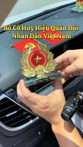 Cờ taplo xe ô tô Bộ cờtaplo xe bản đồ Việt Nam in trên nền trống đồngtặng nước hoatặng thảm lót cao su