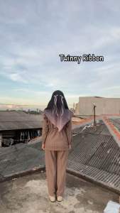 Hijab segi empat motif pita