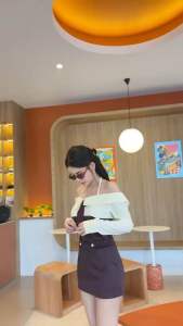 มินิเดรส สไตล์ oldmoney ดีเทลงานลูกเล่นเก๋ต้องชุดนี้เลยค่าาด้านบนทรงเชิ้ตเปิดไหล่เย็บต่อกระโปรงด้วยผ้ายืดเนื้อดีเนื้อหนากำลังดีเลยน๊าา ช่วงเปิดไหล่ไม่ต้องกลัวหลุดมีเชือกผูกคอด้านบนให้ค่าาสวยมากก