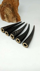 Klokotan Tanduk Kerbau Hitam Asli M145: Aksesoris Unik untuk Interior