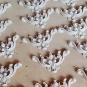 ukiran sudut pintu almari kitchenset wallmolding wallpanel wainscoating interior furnitur ukiran ornamen resin fiberglass sudut tempel motif klasik Eropa pemanis pintu hpl semi klasik modern klasik interior mebel jepara sudut pintu utama rumah Amerika
