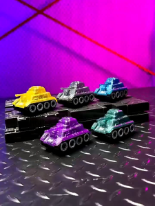 Đồ chơi xe tăng chạy đà quán tính phát ra tia lửa