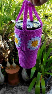 ถุงใส่แก้วเยติ ขนาด 30 ออนซ์ ถักด้วยเชือกร่ม สีสันสวยงาม แข็งแรง ทนทาน อยู่ทรง ซักทำความสะอาดง่าย แห้งเร็ว มีหลายลวดลายให้เลือก อาทิ สีรุง พาสเทล ลายดอกเดซี่