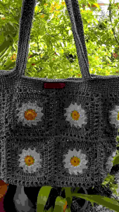 กระเป๋าถักโครเชต์. by DaCraftHouse  ลายดอกเดซี่ แบบสะพาย ถักด้วยเชือกฟอก ฝ้าย 100% งานประณีตสวยงาม ทนทาน ซักทำความสะอาดได้ ขนาด 13×10 นิ้ว