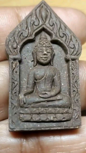 พระยอดขุนพล (ขุนแผน) แร่เหล็กน้ำพี้ พิมพ์ใหญ่ รุ่นแรก วัดซากผักกูด จังหวัดระยอง สร้าง ปี พ.ศ. 2550 สภาพสมบูรณ์ ไม่เคยใช้งาน