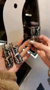 BẬT LỬA KHÈ HÌNH CÔ GÁI ÔM ĐAO