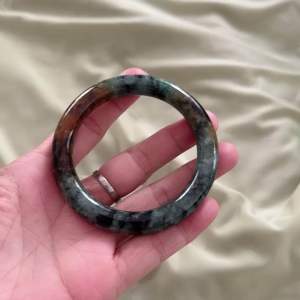 Vòng tay bản đũa chột 10.3mm ngọc cẩm thạch phỉ thuý hoa bay tự nhiên đang lên huyết màu siêu hiếm đẹp xuất sắc ni 59-60 hàng si nhật độ mới 98%