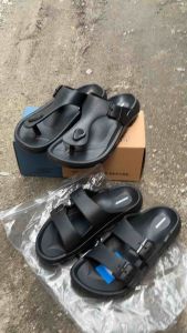 Sandal Pria Hitam Gunung Bertali Bisa Diatur Kelebaran nya Logo Embos Gratis Polyback & Box