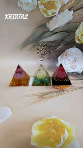 Rose Pyramid + Gemstone/永生花+水晶石