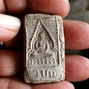 พระเนื้อผงแหวกม่าน พิมพ์ใหญ่ หลวงพ่อหวลวัดชาวเหนือ เป็นพระเก่ายุคต้นๆ หาพบได้น้อยมากๆ มีองค์เดียวนะครับ