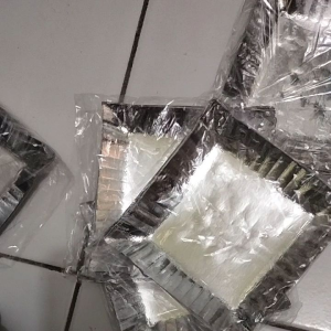Piring kertas kotak silver isi 10 pcs