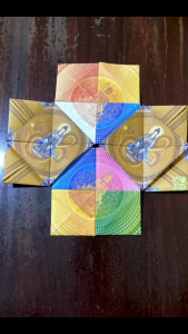 「万宝堂千家被配套 QJB27」📦 配套内容✅ 20cm 莲花纸（170张）• 随机6-12款不同经文与颜色  • 专为「千家被」包装 ✅ 10cm 小手包莲花纸（50张）• 新款颜色