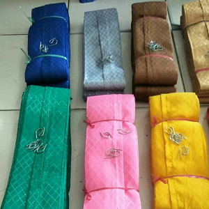 Gorden 2 meter x 2 meter polos plisket warna krem dengan motif geometris cocok untuk pintu kamar atau jendela minimalis.
