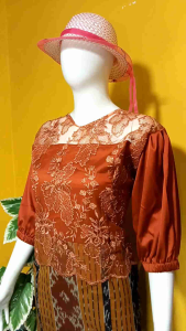 Desain Tradisional Indonesia: Dress Tenun Kombinasi Brokat